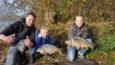 William Broekhorst van 12 jaar samen met Jordan van de Groep, 11 jaar, op de foto met een mooie karper die is uitgezet op de Moba. 